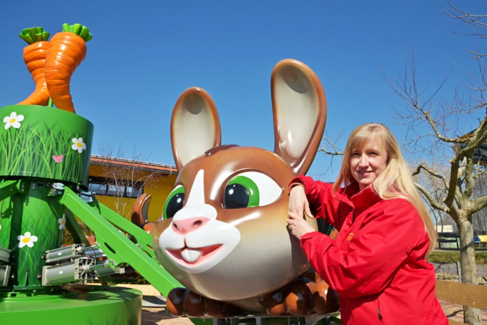 Geschäftsführerin Manuela Schleith (49) steht am neuen Kinderkarussell im Sonnenlandpark.