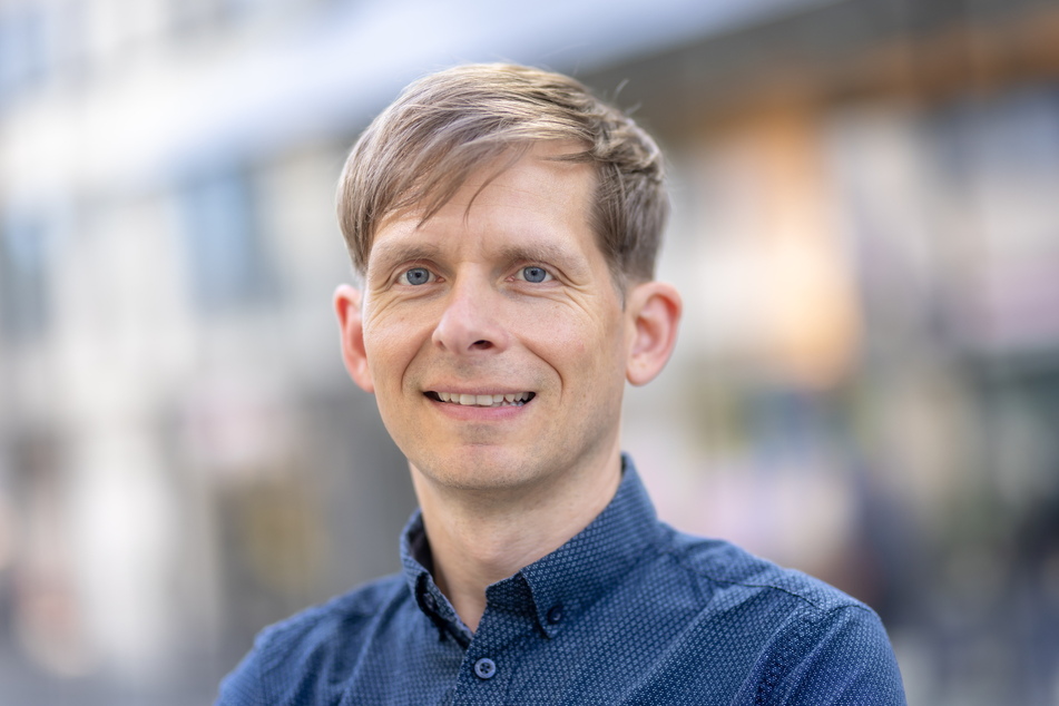 SPD-Stadtrat Maik Otto (45) war etwas enttäuscht, was die Größe des Baumes anbelangt. Dennoch freut er sich über die neue Marktbegrünung.