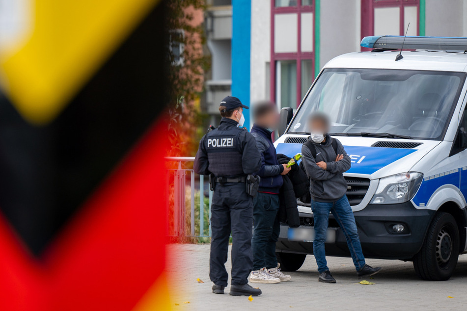 In Frankfurt (Oder) kontrolliert ein Polizist zwei Männer auf der Grenzbrücke zwischen Deutschland und Polen. Die grenzpolizeiliche Aufgabenwahrnehmung ist Sache der Bundespolizei.