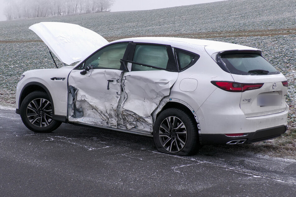 Auch der Mazda wurde durch den Crash massiv beschädigt.