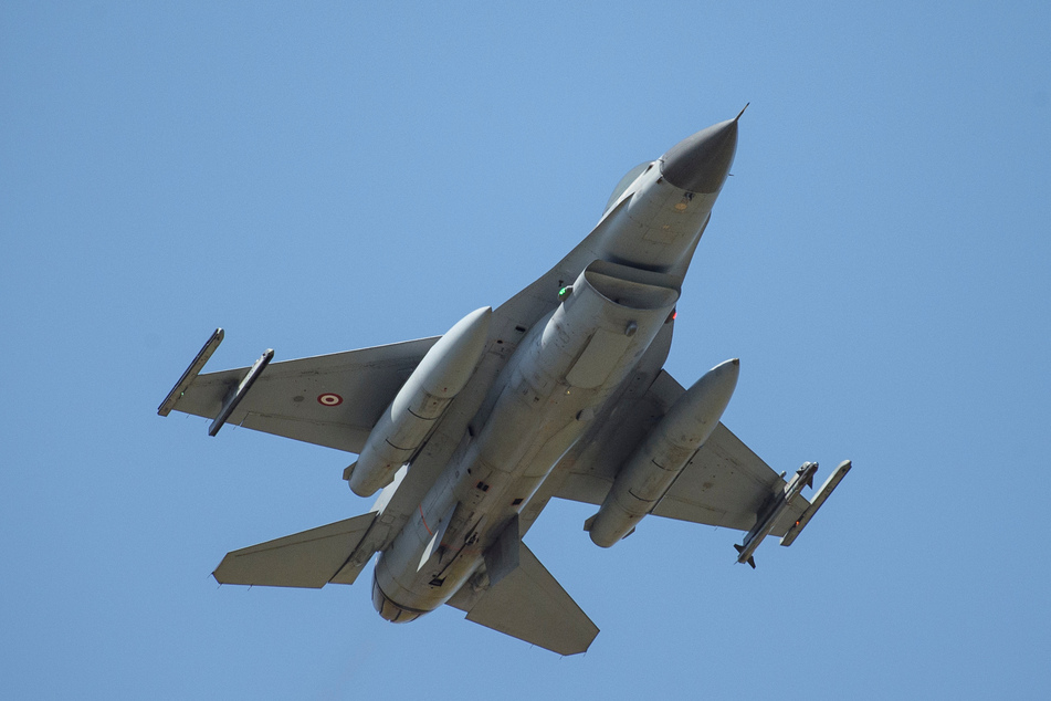 Ein F-16-Kampfjet. 8Symbolfoto)