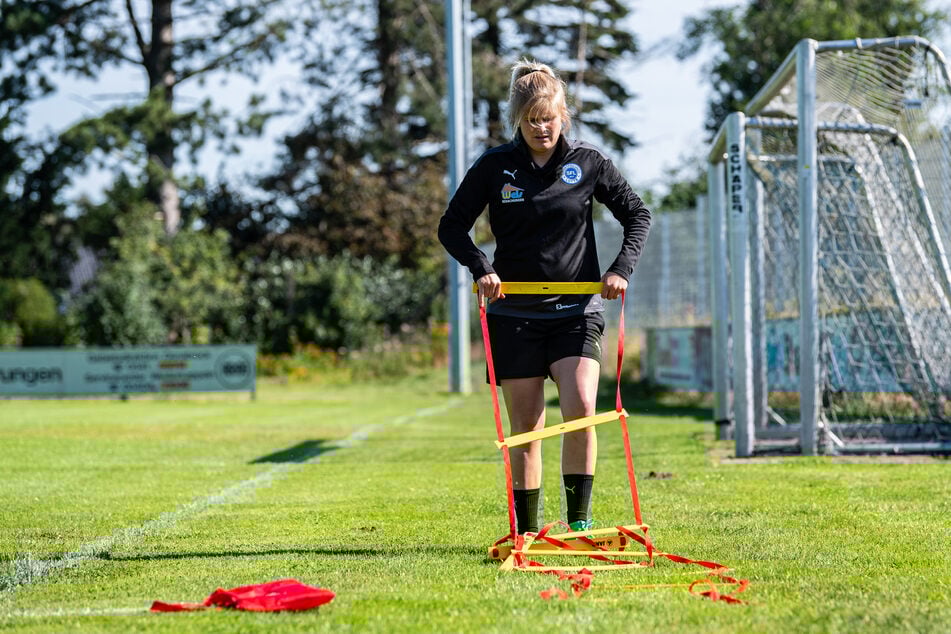 Ab dem 1. August soll die 32 Jahre alte Fußballlehrerin beim 3. Liga-Klub Viktoria Köln Chefcoach Olaf Janßen (54) als Co-Trainerin Analyse unterstützen.