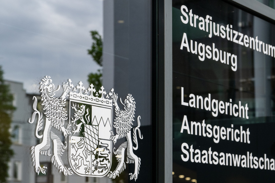 Blick auf den Eingang zum Strafjustizzentrum in Augsburg, in dem sich unter anderem das Landgericht befindet.