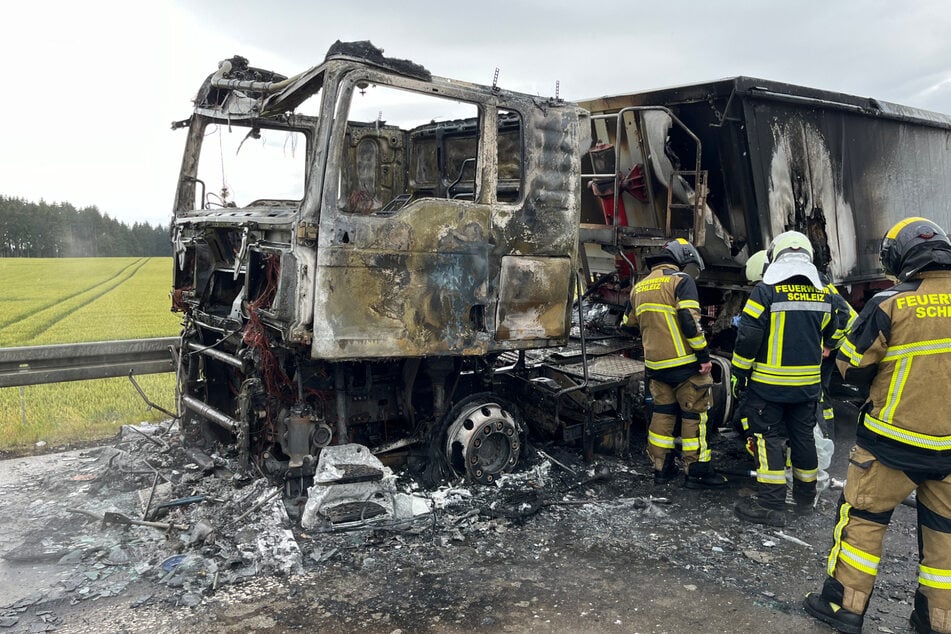 Lastwagen auf A9 in Brand: Autobahn erst kurz vor Mitternacht komplett frei!