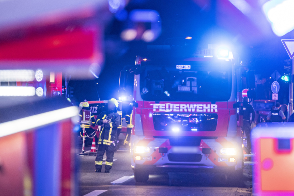 Die Einsatzkräfte der Feuerwehr retteten alle aus der Wohnung (Symbolfoto).