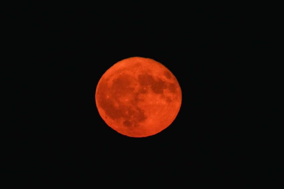 Eine Teleskopaufnahme zeigt den Mond in voller Pracht.