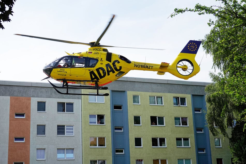In der Körnerstraße fiel ein Kind aus dem Fenster eines Mehrfamilienhauses - ein Rettungshubschrauber war dabei im Einsatz.