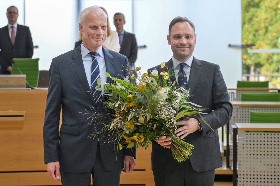 Wolf-Dietrich Rost (72, CDU, l.) leitete als Alterspräsident die konstituierende Sitzung des Landtages. Er überreichte Alexander Dierks (36, CDU) nach dessen Wahl zum Präsidenten Blumen.