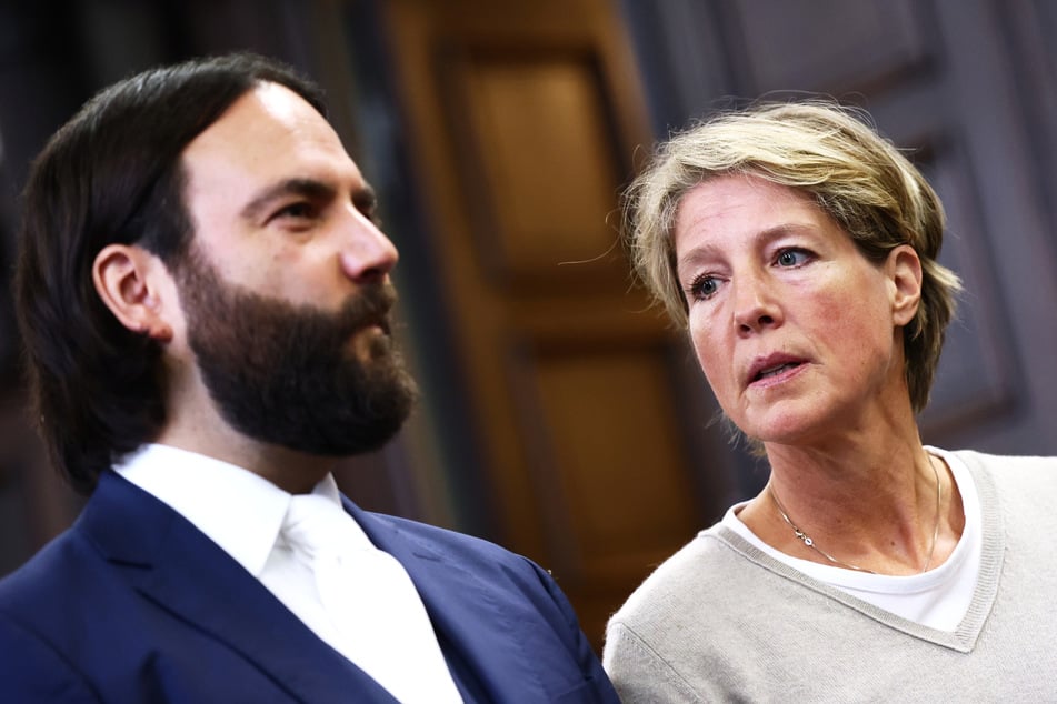 Christina Block (53) muss sich seit über einem Jahr vor dem Landgericht Hamburg verantworten. Ihr wird vorgeworfen, die Entführung ihrer beiden jüngsten Kinder in Auftrag gegeben zu haben. Hier mit ihrem Anwalt Ingo Bott (43).