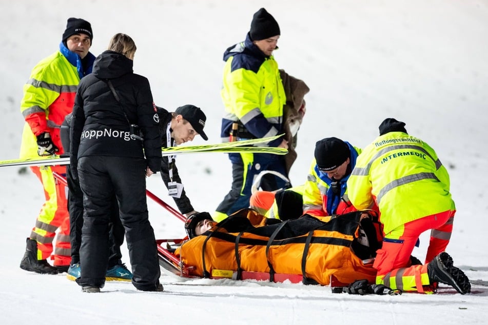 Mehrere Sanitäter kümmerten sich um die Verletzte.