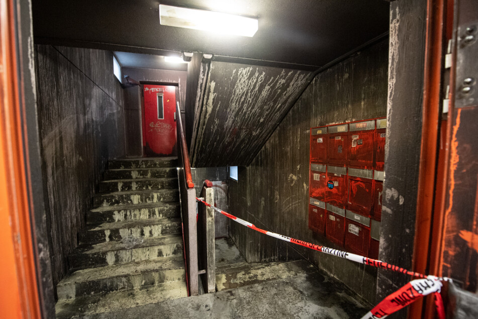 Das Treppenhaus des betroffenen Studentenwohnheims im Münchner Stadtteil Freimann ist nach dem Feuer stark verrußt. (Archivbild)