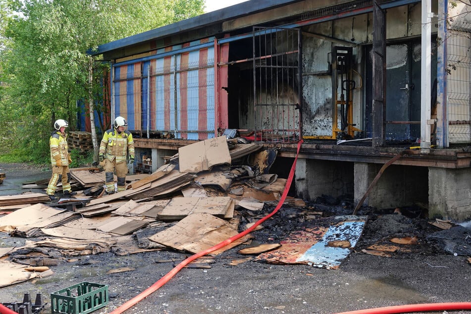 Dresden: Brandstiftung in Dresdner Lagerhalle: Polizei sucht Zeugen!