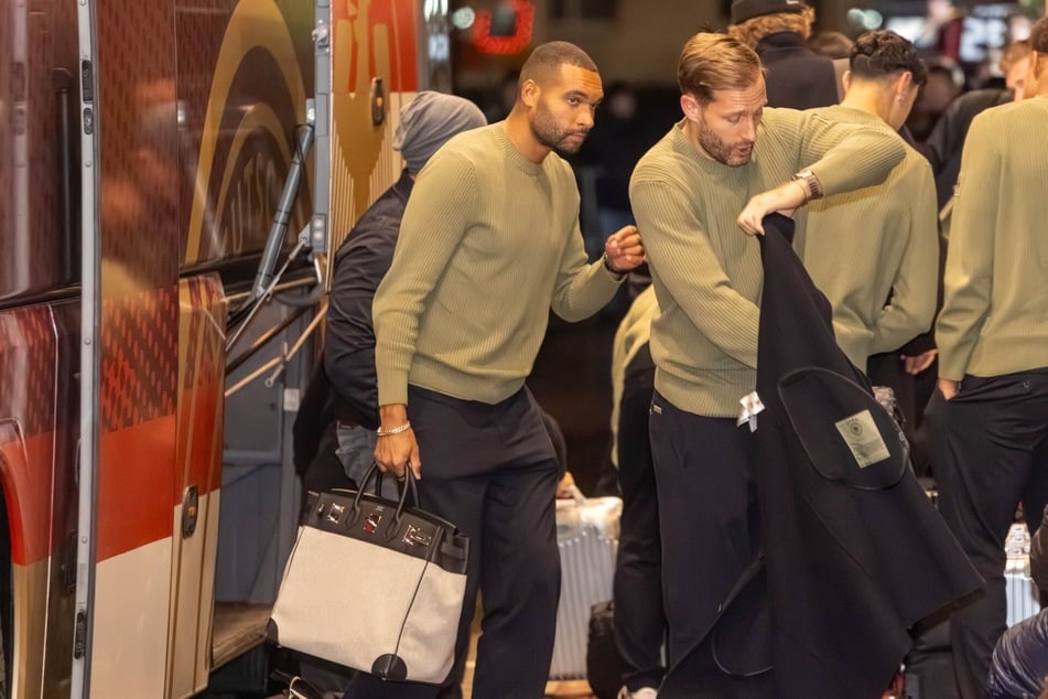 Innenverteidiger Jonathan Tah (l.,29) und Torwart Oliver Baumann (r.,34) luden ihr Gepäck aus.