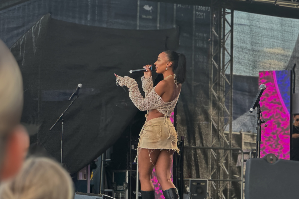Rapperin Layla performte teilweise Playback auf der Bühne des "*Schanzen Open Air". Grund dafür war eine Erkältung.
