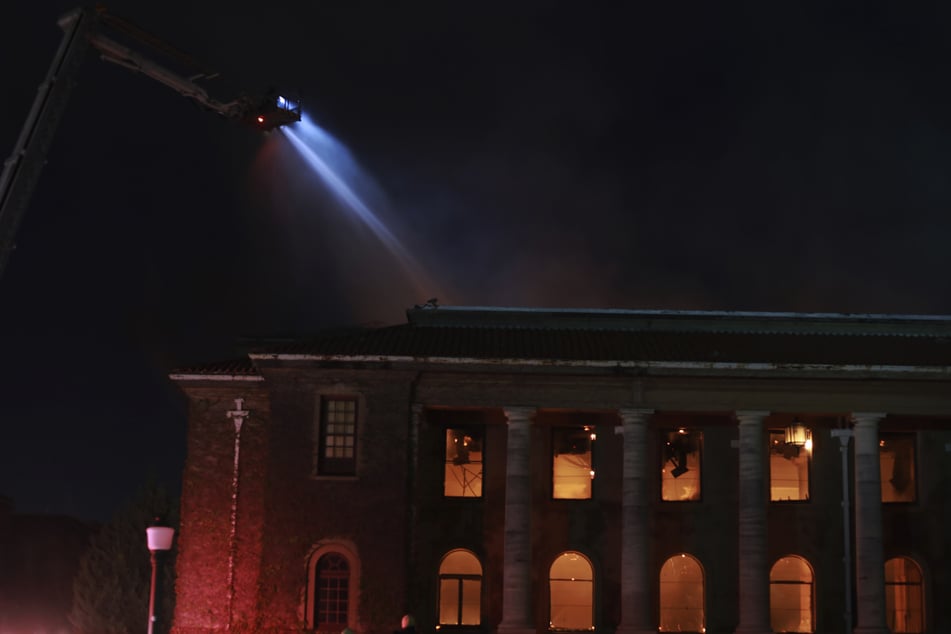Die Jagger-Bibliothek an der Universität von Kapstadt steht lichterloh in Flammen. Der Waldbrand am Tafelberg griff auf das Gebäude über.