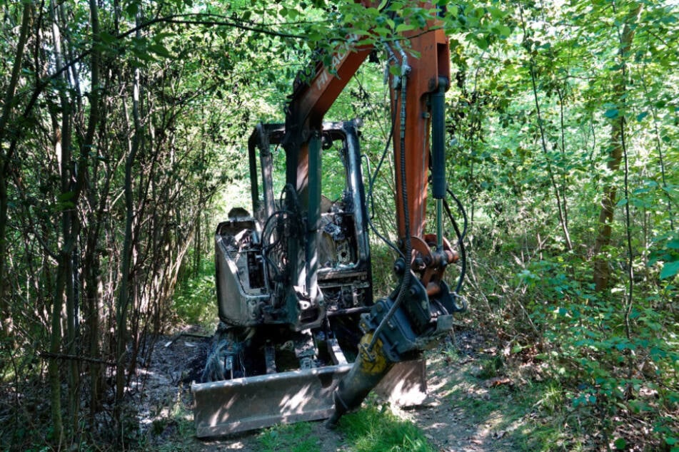 Der Bagger wurde durch das Feuer stark beschädigt.