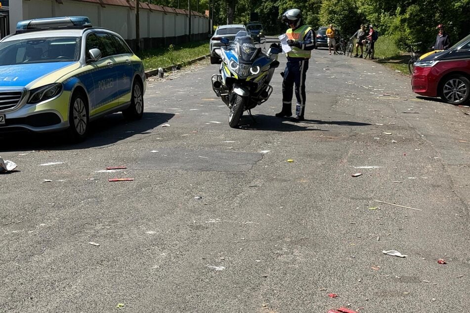 Die Polizei begleitet die SGD-Fahrt ans Terrassenufer.