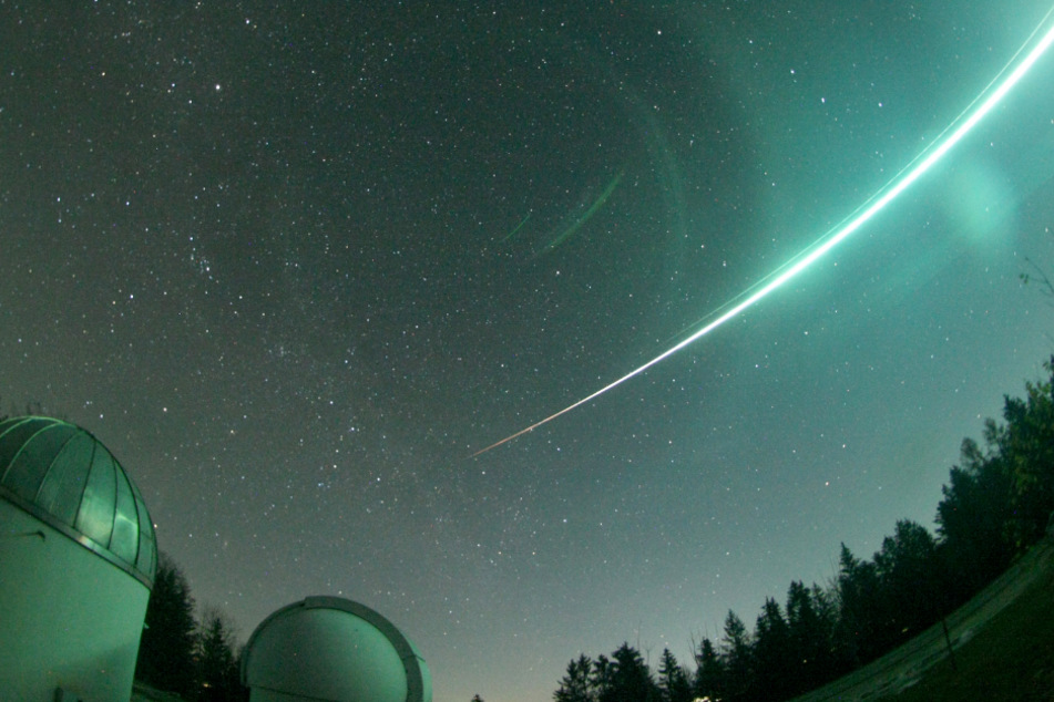 Ein Lichtstrahl, aufgelöst durch einen Meteorit, leuchtet am nächtlichen Himmel über der Sternwarte Gahberg am Starnberger See. Eine besonders helle Erscheinung am Nachthimmel hat viele Menschen fasziniert.