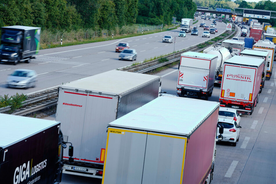 Viele Lastwagen dürfen auch sonntags unterwegs sein. (Symbolbild)