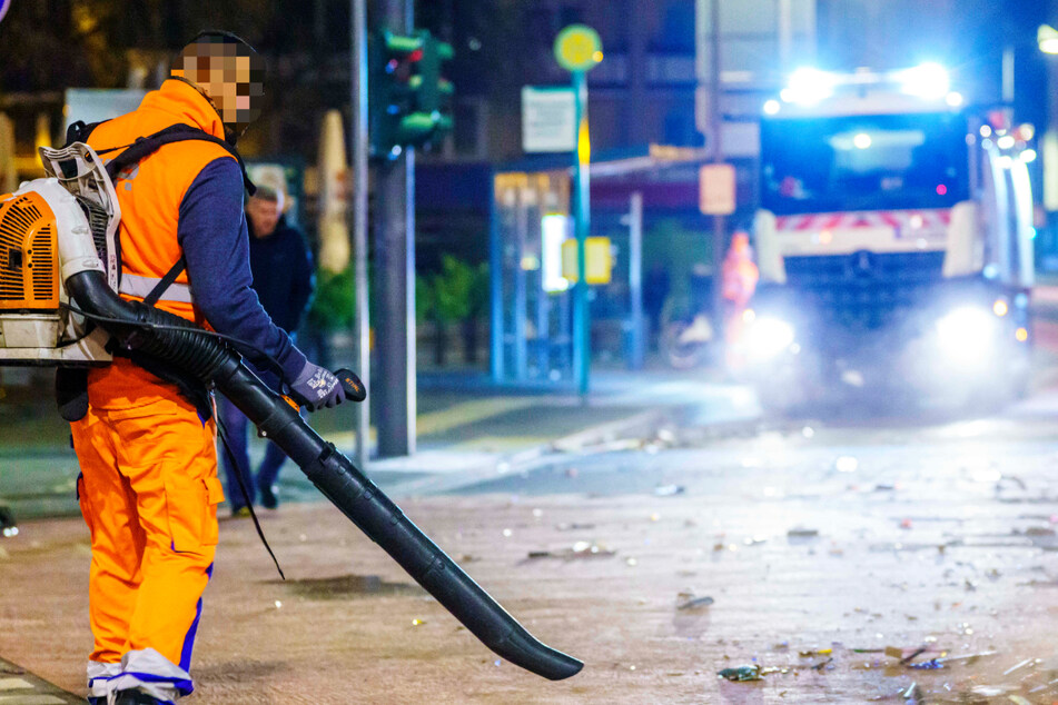 Am frühen Morgen begannen Mitarbeiter der städtischen Entsorgungsbetriebe damit, die Hinterlassenschaften der Silvester-Nacht in Frankfurt zu beseitigen.