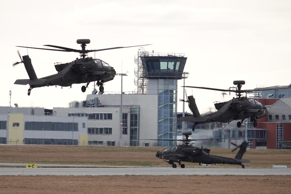 Drei Apache-Kampfhubschrauber sind auf dem Gelände des Dresden Airport zu sehen.