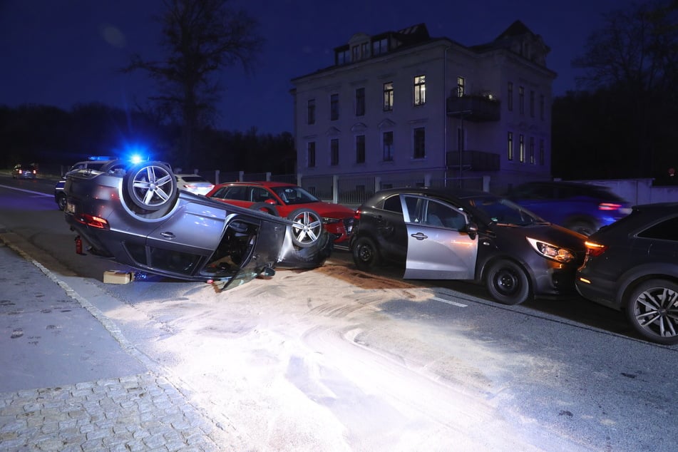 Drei haltende Fahrzeuge sind in Mitleidenschaft gezogen worden.