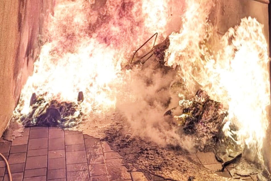 Mülltonnen in einem Hinterhof in Frankfurt-Bockenheim brannten lichterloh - die Flammen griffen auf ein Haus über.