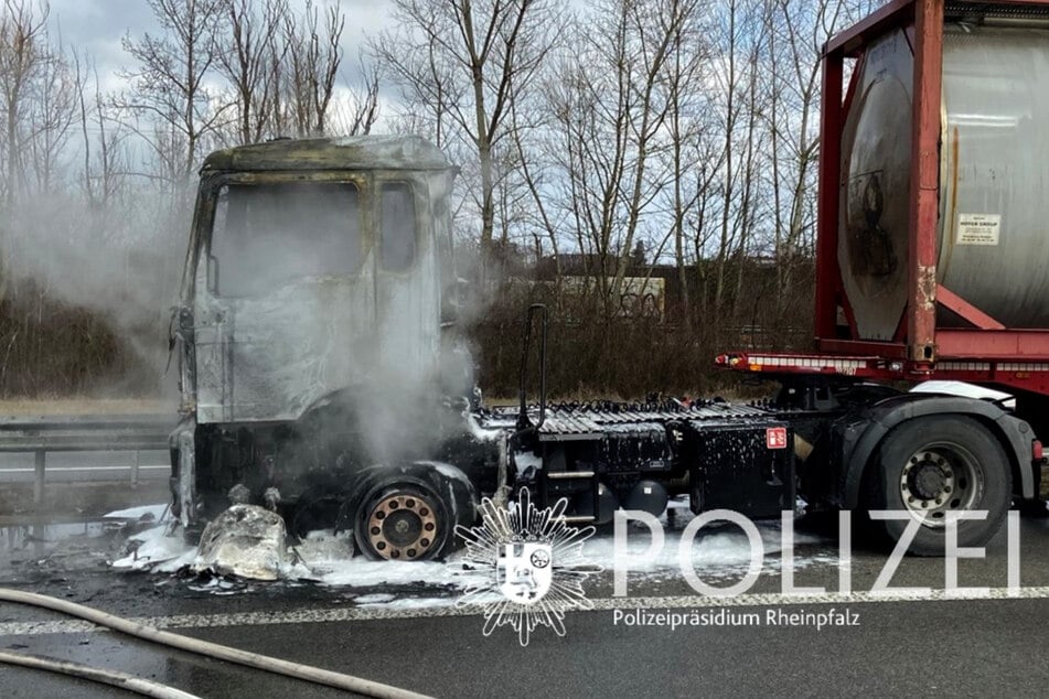 Die Feuerwehr hatte die Flammen schnell löschen aber nicht verhindern können, dass das Führerhaus komplett ausbrannte.