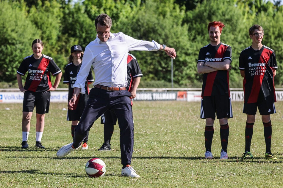 NRW-Ministerpräsident Hendrik Wüst (50) ist überzeugt, dass Deutschland bei der anstehenden Fußball-Weltmeisterschaft den Titel holen kann.