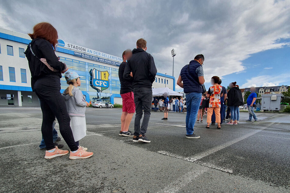 Vor dem CFC-Impfbus in Chemnitz war am Donnerstagnachmittag eine lange Schlange zu sehen.
