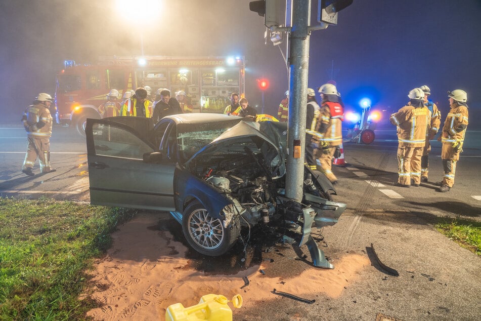 Der Mann krachte mit seinem BMW gegen eine Ampel.
