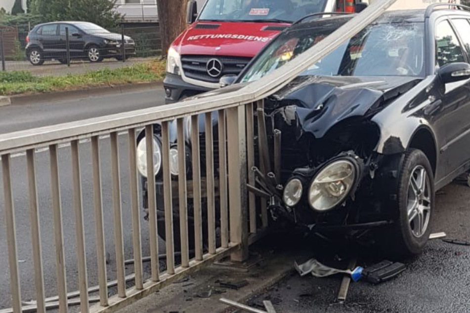Der Wagen krachte frontal in das Brückengeländer.