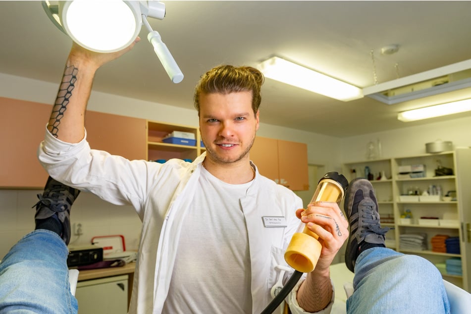 Dr. Alex Fae (31) behandelt Männer und Frauen im klinischen und im SM-Bereich.