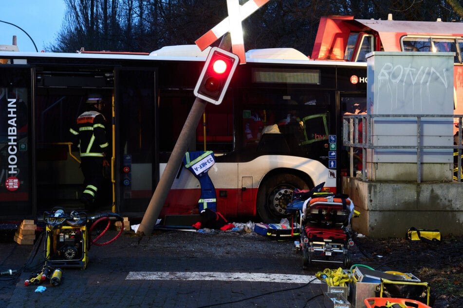 Der Bahnübergang wird seit Ende Januar rund um die Uhr von Posten gesichert.