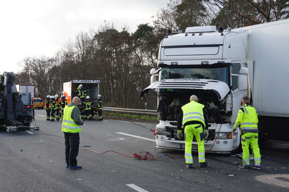 Das Fahrerhaus des Lastwagens ist komplett zur Seite verdreht. Bei einem Verkehrsunfall auf der A5 wurden am Donnerstagmorgen drei Menschen schwer verletzt.