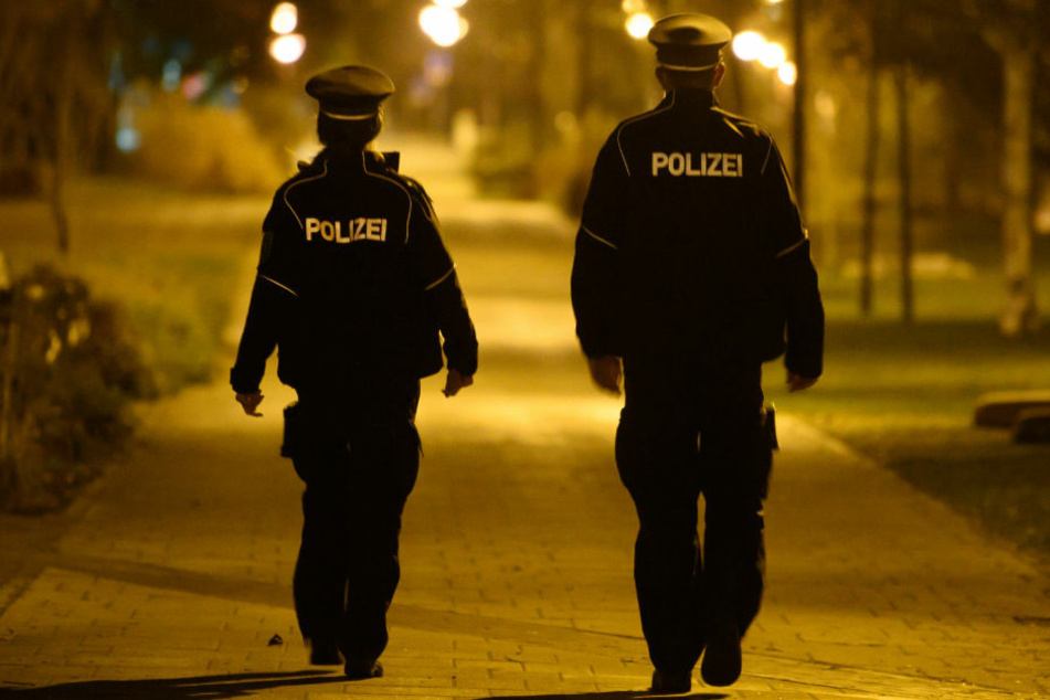 Polizeibeamte auf nächtlicher Patrouille während der Corona-Ausgangssperre. Auch die Einschränkung des Bewegungsradius auf 15 Kilometer ist laut Gerichtsurteil nicht rechtens. (Symbolfoto)