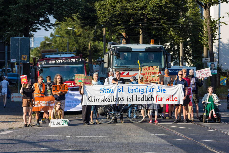 Am heutigen Donnerstagmorgen blockiert XR die Dresdner Kreuzung Stauffenbergallee Ecke Königsbrücker Straße.