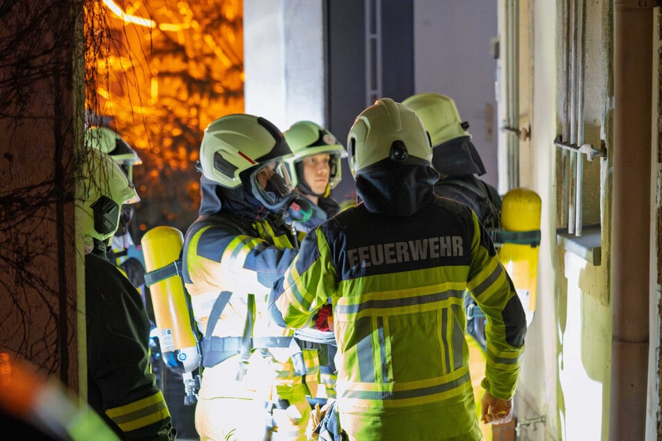 Unter Atemschutz drangen die Einsatzkräfte der Feuerwehr in die Wohnung ein.
