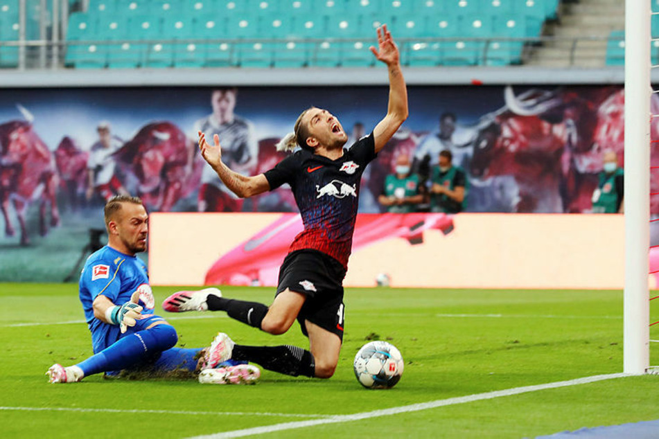 In der 8. Minute fiel Kevin Kampl (29, r.) im Zweikampf mit Fortuna-Schlussmann Florian Kastenmeier (22). Elfmeter gab's nicht.