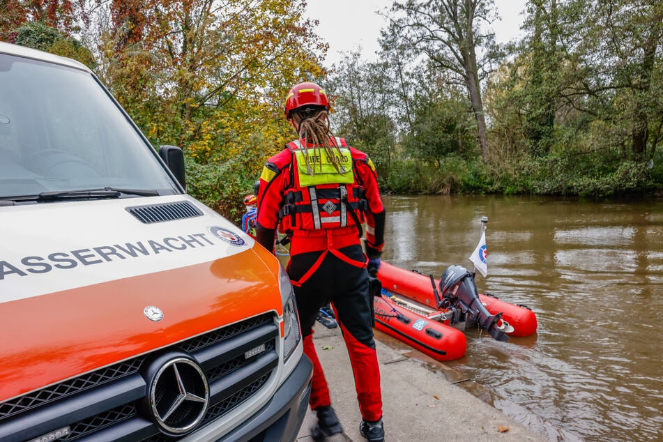 Neben Einsatzkräften der Feuerwehr waren auch Retter der Wasserwacht Bayern (BRK) vor Ort.