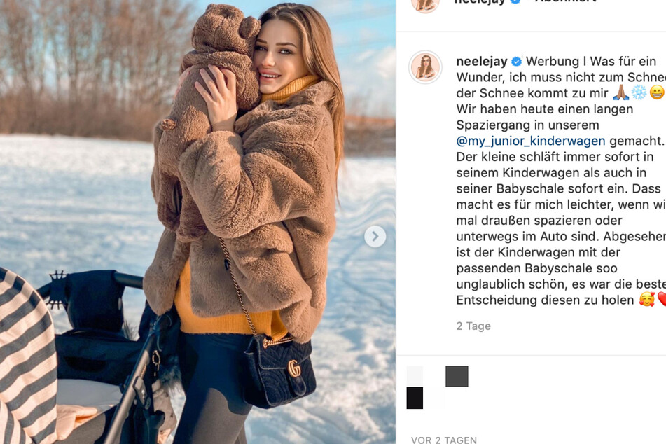 Neele Bronst (24) hält ihren kleinen Löwen auf dem Arm.