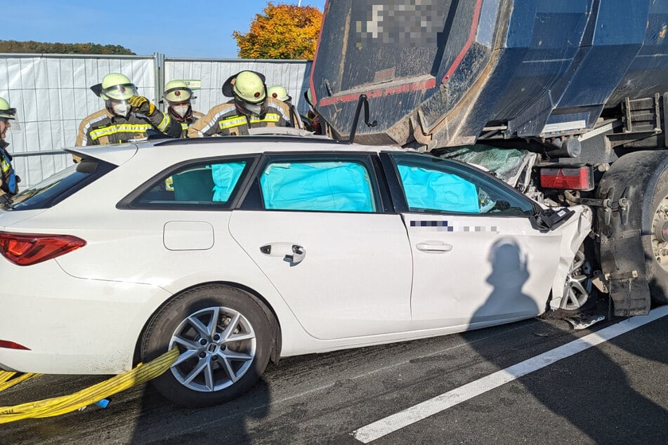 Der Wagen des Mannes war bei dem Unfall auf einen Lastwagen aufgefahren und hatte sich teils unter diesen geschoben.