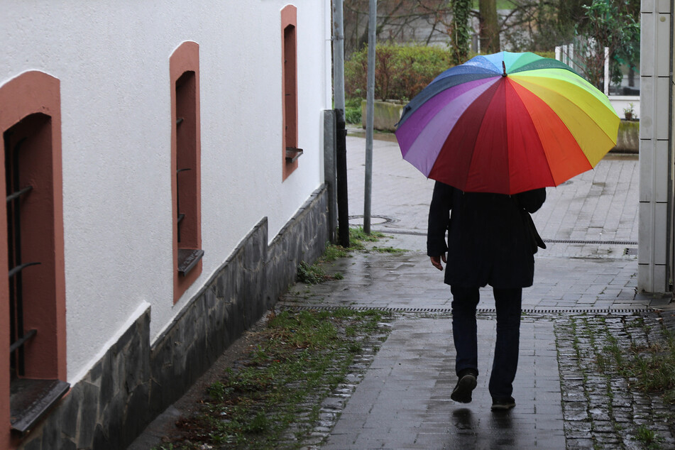 Die Woche in Nordrhein-Westfalen startet regnerisch. Vereinzelt drohen auch Gewitter.
