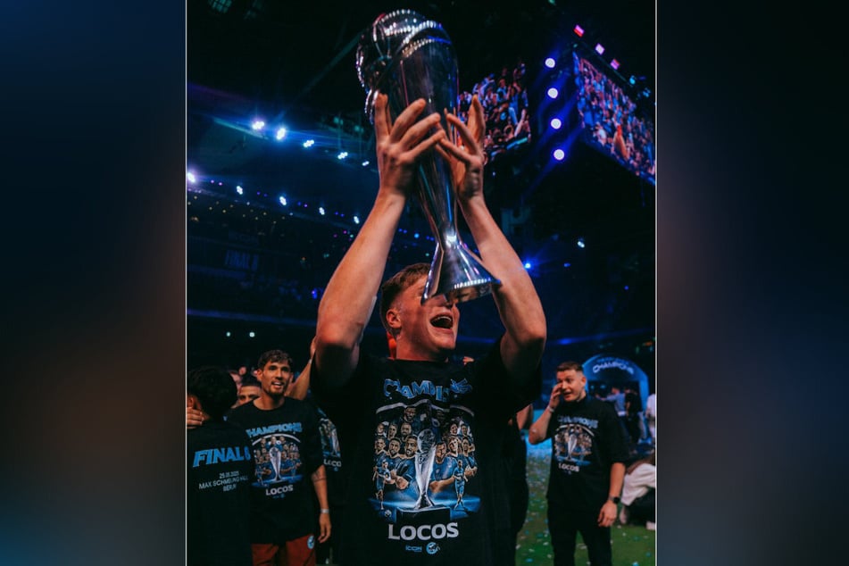 CFC-Abwehrspieler Johannes Pistol (24) mit dem Siegerpokal.