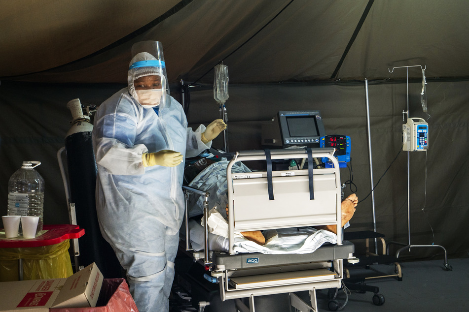 Die Ausbreitung einer neuen möglicherweise sehr gefährlichen Variante des Coronavirus in Südafrika hat international Besorgnis ausgelöst. (Archivbild)