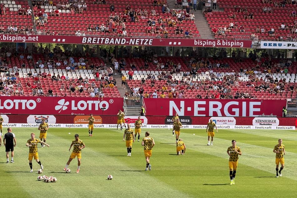 Dynamo Dresden beim Warmmachen in Nürnberg.