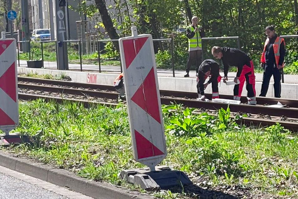 Opel fährt in Gleisbett: Leipziger Trams müssen umgeleitet werden