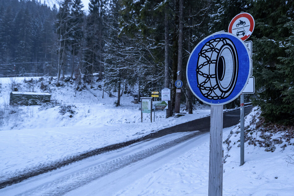 Wintereinbruch in Bayern: Verkehrschaos, Unfälle und Schulausfall