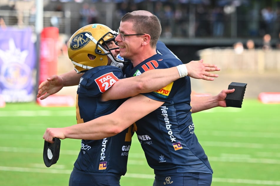 Monarchs-Kicker Florian Finke (29, r.) mag auffällige Frisuren.