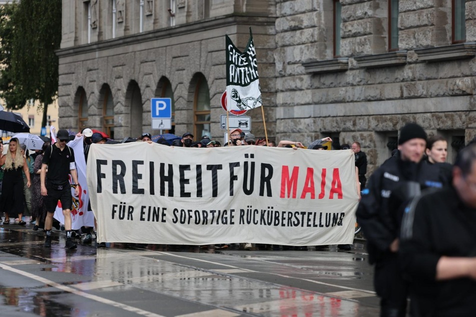 Hunderte Demonstrierende zogen am Samstag für die nach Ungarn ausgelieferte Maja T. (23) durch den Leipziger Süden.